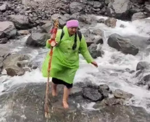 श्रीखंड यात्रा पर 70 किलोमीटर नंगे पांव पैदल चली ईशानी के पैरों में.