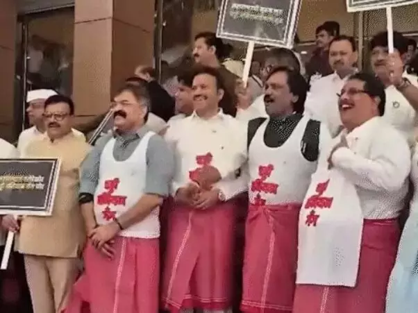 MLA का थप्पड़कांड- लुंगी बनियान पहनकर पहुंचे विधायक