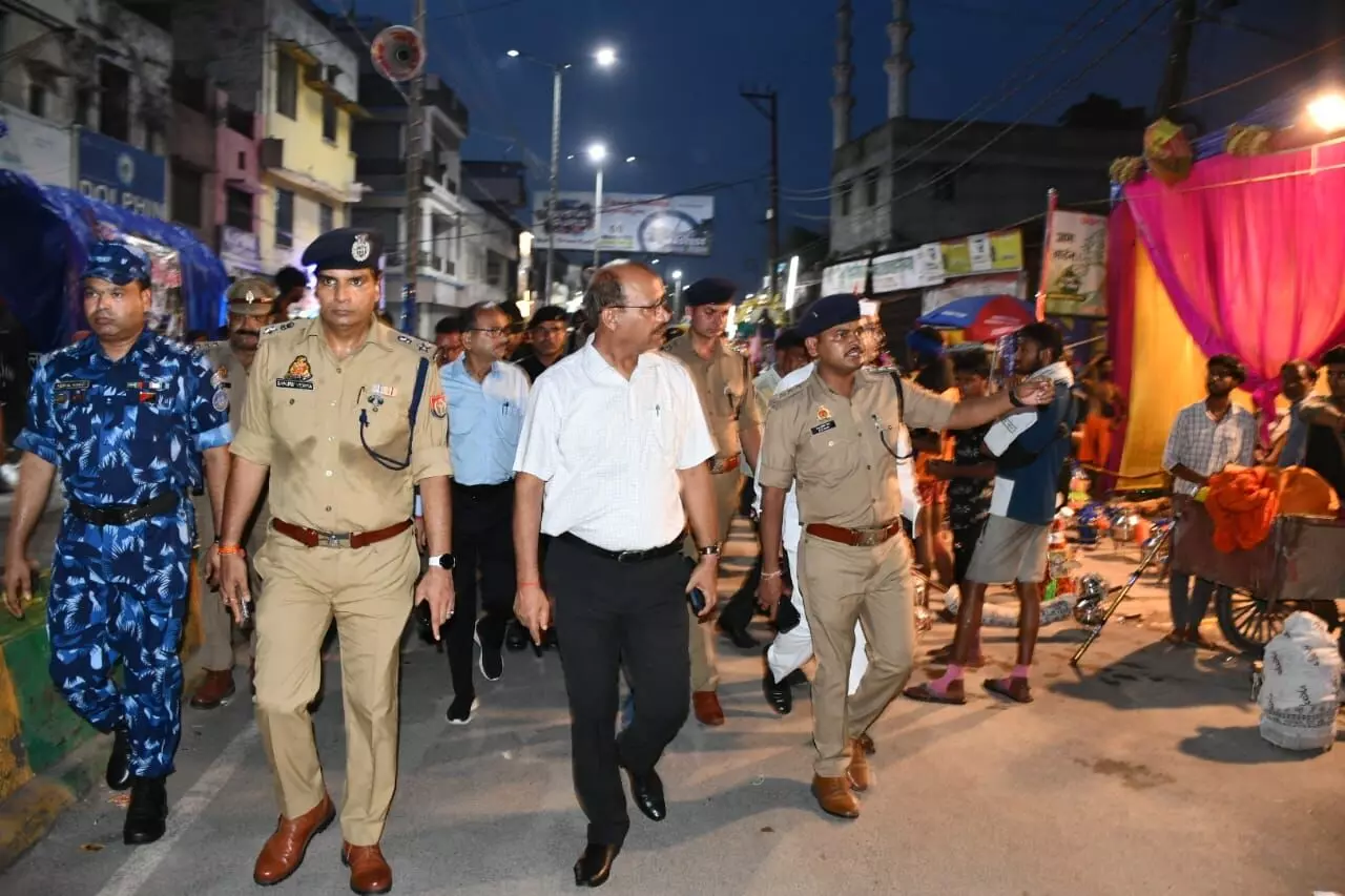 DM और SSP ने सुरक्षा व्यवस्था को चाक चौबंद रखने हेतु किया फ्लेग मार्च DM और SSP ने सुरक्षा व्यवस्था को चाक चौबंद रखने हेतु किया फ्लेग मार्च