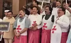 MLA का थप्पड़कांड- लुंगी बनियान पहनकर पहुंचे विधायक MLA का थप्पड़कांड- लुंगी बनियान पहनकर पहुंचे विधायक