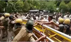 बीजद कार्यकर्ताओं और पुलिस के बीच झड़प, कई हुए घायल बीजद कार्यकर्ताओं और पुलिस के बीच झड़प, कई हुए घायल