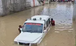 हूटर भी नहीं आया काम- रेलवे ब्रिज के नीचे फंसी सरकारी गाड़ी हूटर भी नहीं आया काम- रेलवे ब्रिज के नीचे फंसी सरकारी गाड़ी