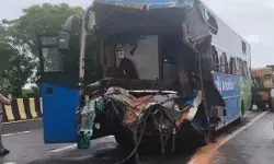 एक्सप्रेस वे पर ट्रक के साथ टक्कर में डबल डेकर के उड़े परखच्चे एक्सप्रेस वे पर ट्रक के साथ टक्कर में डबल डेकर के उड़े परखच्चे