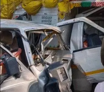 टक्कर से स्कूल वैन एवं पिकअप के उड़े परखच्चे- बच्ची और टीचर की हुई मौत टक्कर से स्कूल वैन एवं पिकअप के उड़े परखच्चे- बच्ची और टीचर की हुई मौत