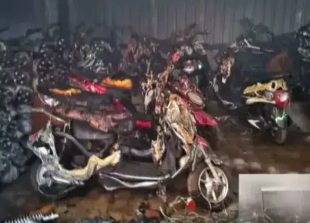 गोदामों मे लगी आग ने स्कूटी ऑटो रिक्शा एवं स्पेयर पार्ट्स को बनाया लोहा गोदामों मे लगी आग ने स्कूटी ऑटो रिक्शा एवं स्पेयर पार्ट्स को बनाया लोहा