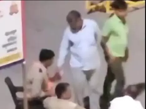तलाशा आपदा में अवसर-पैसे लेकर कराई ट्रक की एंट्री-अब दरोगा एवं.... तलाशा आपदा में अवसर-पैसे लेकर कराई ट्रक की एंट्री-अब दरोगा एवं....