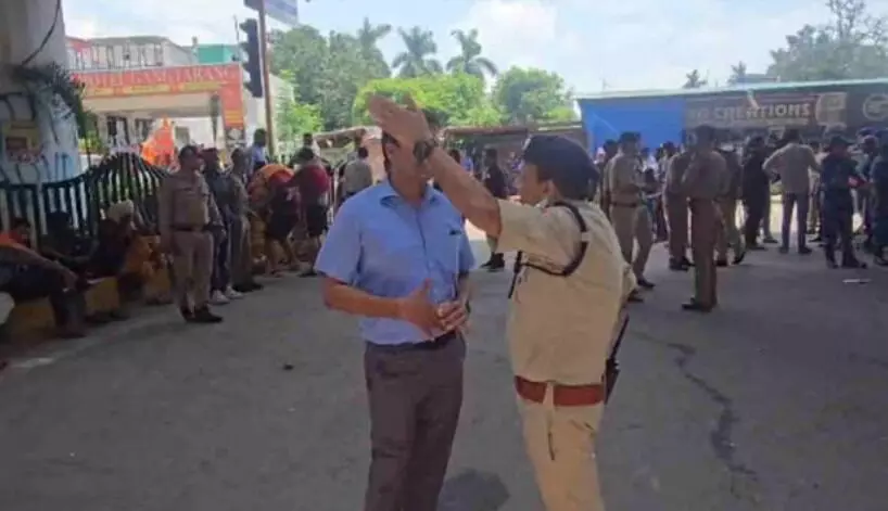 कांवड़ यात्रा-DJ मुकाबले में अश्लील इशारे- पुलिस का लाठी चार्ज