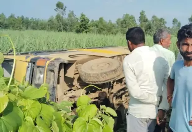 दिन निकलते ही हादसा- बेकाबू हुई स्कूल बस खेत में पलटी- पांच बच्चों....