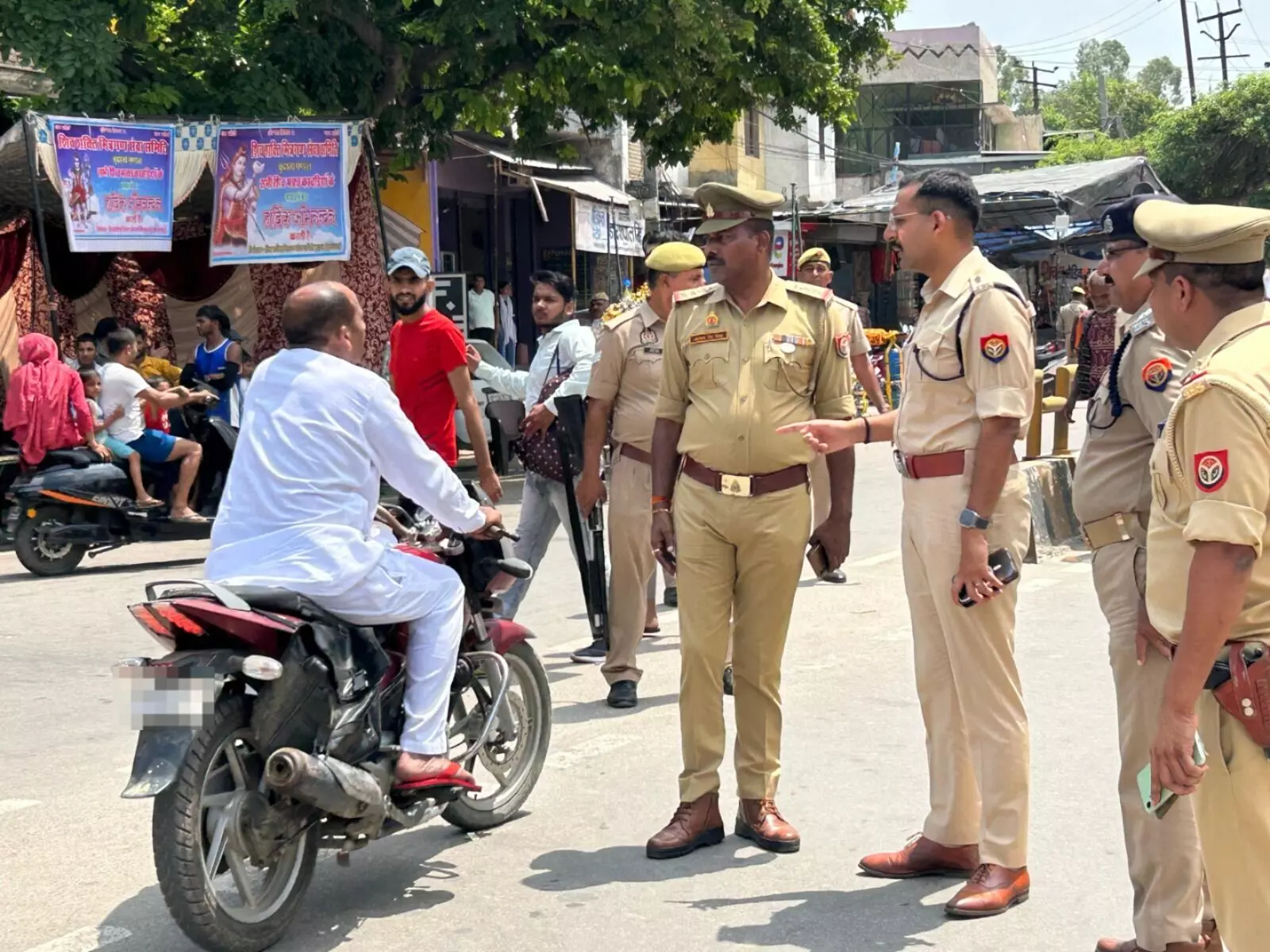 SP देहात ने कांवड़ यात्रा मार्ग का निरीक्षण कर ड्यूटी चेक की SP देहात ने कांवड़ यात्रा मार्ग का निरीक्षण कर ड्यूटी चेक की