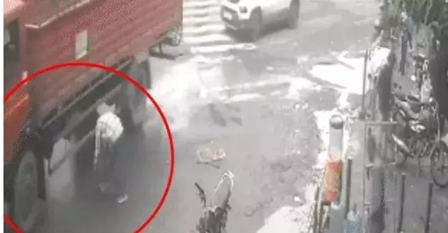 नजदीक आते ही ट्रक के पहिए के नीचे लेटा युवक- बोली पुलिस हादसा नहीं.... नजदीक आते ही ट्रक के पहिए के नीचे लेटा युवक- बोली पुलिस हादसा नहीं....