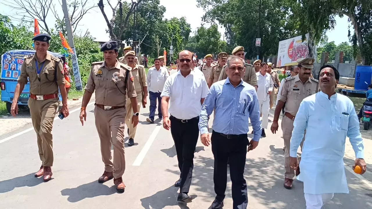 कमिश्नर ने डीएम व SSP के साथ पैदल भ्रमण कर कांवड़ियों से पूछी कुशलक्षेम कमिश्नर ने डीएम व SSP के साथ पैदल भ्रमण कर कांवड़ियों से पूछी कुशलक्षेम