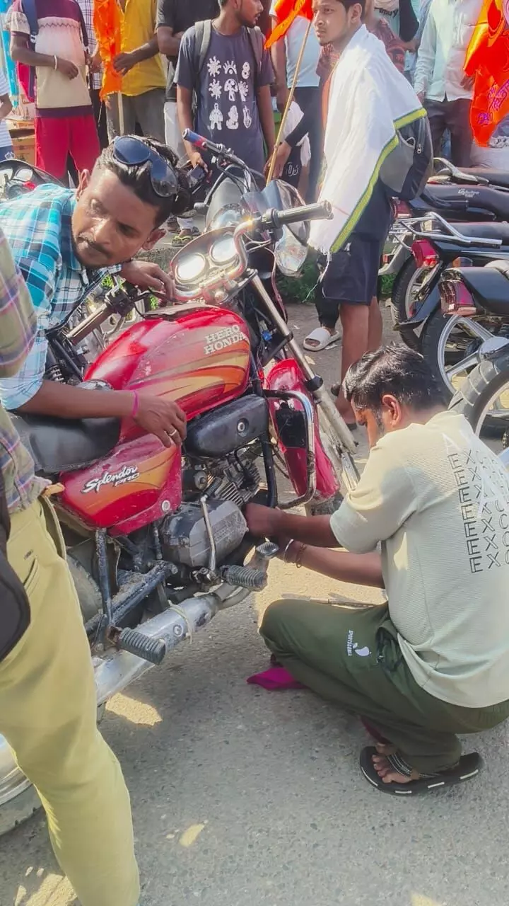 पुलिस ने कांवड़ियो की बाईकों में लगवाए साइलेंसर, जब्त किए लाठी-डंडे पुलिस ने कांवड़ियो की बाईकों में लगवाए साइलेंसर, जब्त किए लाठी-डंडे