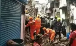 गैस सिलेंडर ब्लास्ट से गिरा चॉल का बड़ा हिस्सा-दर्जनों लोग मलबे में दबे गैस सिलेंडर ब्लास्ट से गिरा चॉल का बड़ा हिस्सा-दर्जनों लोग मलबे में दबे