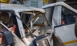 टक्कर से स्कूल वैन एवं पिकअप के उड़े परखच्चे- बच्ची और टीचर की हुई मौत टक्कर से स्कूल वैन एवं पिकअप के उड़े परखच्चे- बच्ची और टीचर की हुई मौत