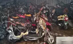 गोदामों मे लगी आग ने स्कूटी ऑटो रिक्शा एवं स्पेयर पार्ट्स को बनाया लोहा गोदामों मे लगी आग ने स्कूटी ऑटो रिक्शा एवं स्पेयर पार्ट्स को बनाया लोहा