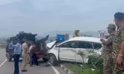 तेज रफ्तार ट्रक ने कार में मारी टक्कर- पांच अमरनाथ तीर्थ यात्री.. तेज रफ्तार ट्रक ने कार में मारी टक्कर- पांच अमरनाथ तीर्थ यात्री..