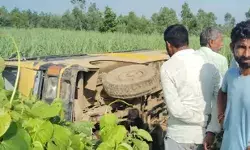 दिन निकलते ही हादसा- बेकाबू हुई स्कूल बस खेत में पलटी- पांच बच्चों....