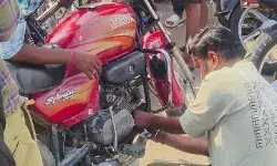 पुलिस ने कांवड़ियो की बाईकों में लगवाए साइलेंसर, जब्त किए लाठी-डंडे पुलिस ने कांवड़ियो की बाईकों में लगवाए साइलेंसर, जब्त किए लाठी-डंडे