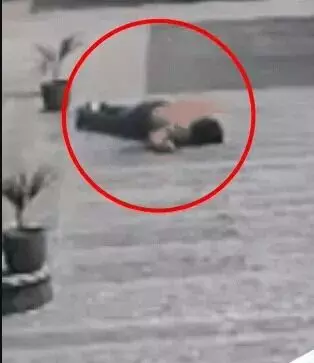 सेल्फी के चक्कर में इकलौते बेटे की मौत- चार मंजिला बिल्डिंग से गिरा सेल्फी के चक्कर में इकलौते बेटे की मौत- चार मंजिला बिल्डिंग से गिरा