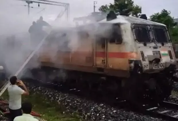 गरीब रथ एक्सप्रेस के इंजन में आग- सभी पैसेंजर को सुरक्षित निकाला बाहर गरीब रथ एक्सप्रेस के इंजन में आग- सभी पैसेंजर को सुरक्षित निकाला बाहर