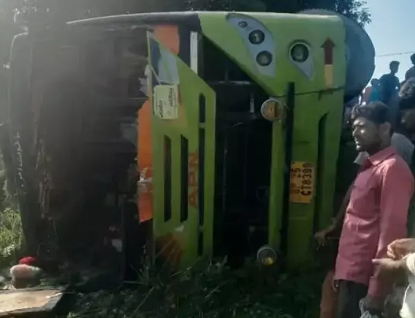बेकाबू हुई तेज रफ्तार रोडवेज बस तालाब में पलटी- ड्राइवर कूदकर फरार