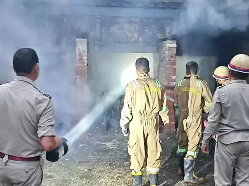रानी बाजार में हादसा-टेंट के सामान में लगी आग से लोगों में दहशत