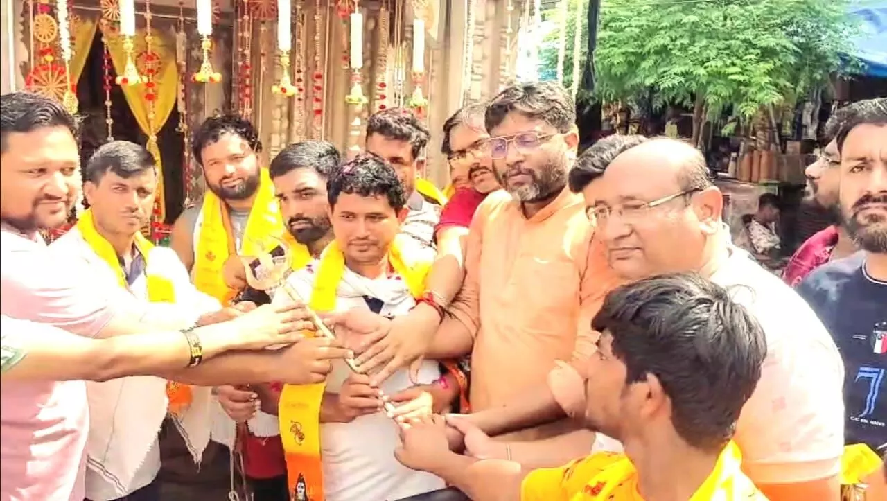 सपा की PDA कांवड़ का स्वागत- पुष्पवर्षा कर भेंट किए त्रिशूल