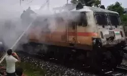 गरीब रथ एक्सप्रेस के इंजन में आग- सभी पैसेंजर को सुरक्षित निकाला बाहर