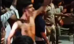 सड़क पार कर रहा युवक तेज रफ्तार कार से टकराया- लोगों ने कार को.. सड़क पार कर रहा युवक तेज रफ्तार कार से टकराया- लोगों ने कार को..