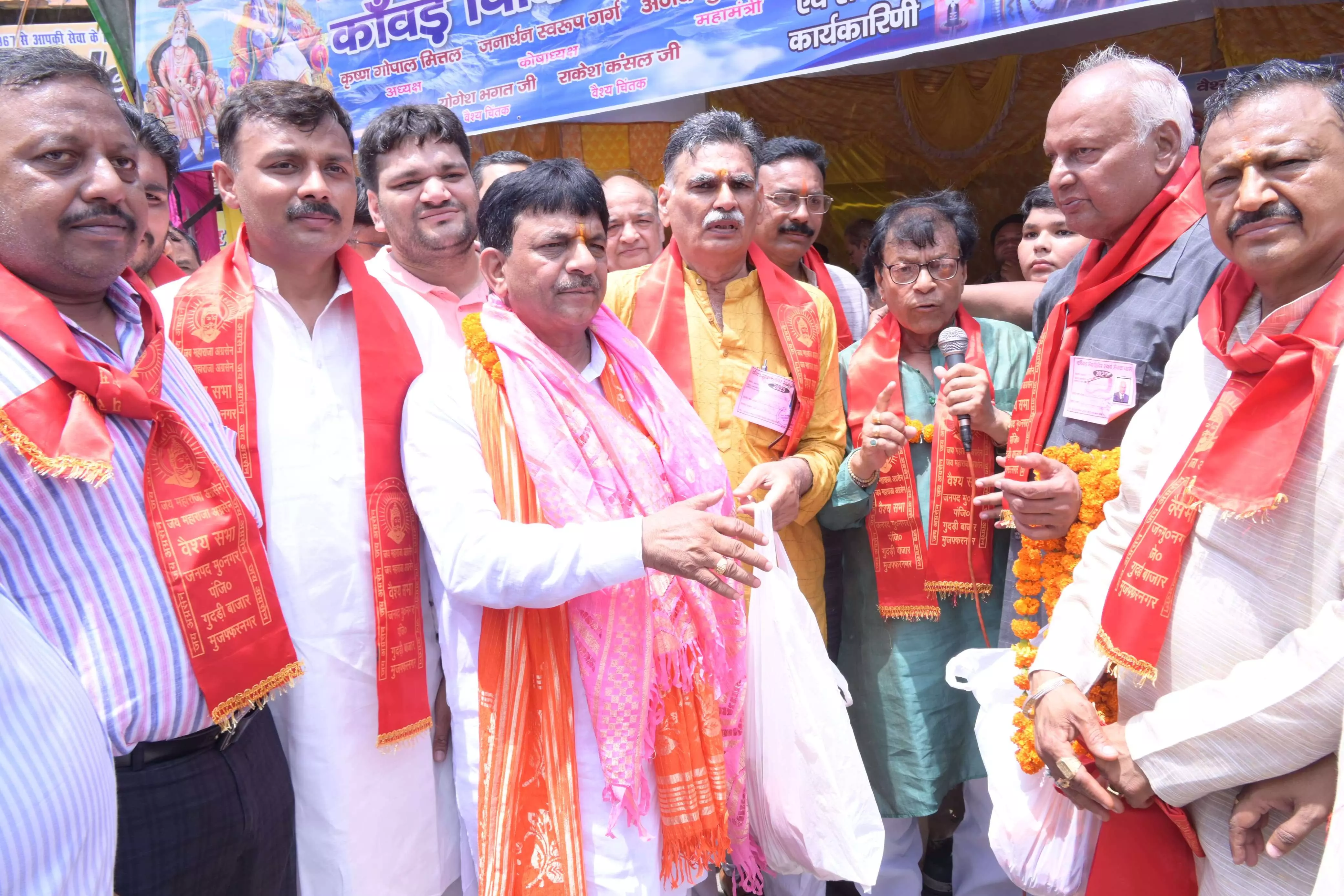 कांवड़ियों के स्वागत को आसमान में योगी- जमीन पर मंत्री कपिल देव