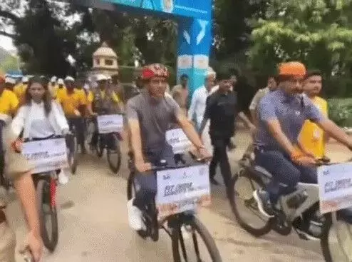 संडे ऑन साइकिल- केंद्रीय मंत्री ने युवाओं के साथ चलाई साइकिल