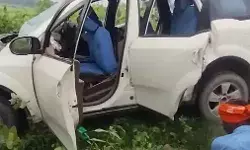 मरीज लेकर जा रही कार में रॉन्ग साइड आ रहे ट्रक ने मारी टक्कर- कई लोग.. मरीज लेकर जा रही कार में रॉन्ग साइड आ रहे ट्रक ने मारी टक्कर- कई लोग..