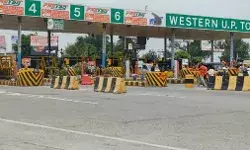 सिवाया टोल प्लाजा पर कांवड़ियों का कब्जा- भीड़ के कारण सभी..... सिवाया टोल प्लाजा पर कांवड़ियों का कब्जा- भीड़ के कारण सभी.....