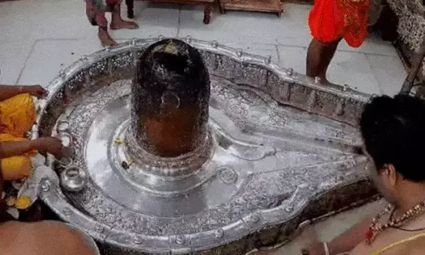 महाकाल मंदिर के गर्भगृह में जबरन घुसा भाजपा विधायक का बेटा