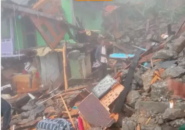 बारिश के दौरान पहाड़ी से गिरी आफत ले गई दंपति की जान- 5 महीने पहले.... बारिश के दौरान पहाड़ी से गिरी आफत ले गई दंपति की जान- 5 महीने पहले....