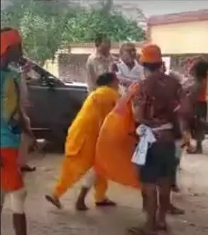 टच होने पर कांवड़ियों ने कार पर उतारा नजला- तोड़फोड़ कर बनाई हवा महल