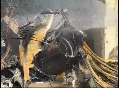 एयरफोर्स का ट्रेनर विमान स्कूल पर गिरा- घायलों को हाथ ठेले पर उठाकर... एयरफोर्स का ट्रेनर विमान स्कूल पर गिरा- घायलों को हाथ ठेले पर उठाकर...