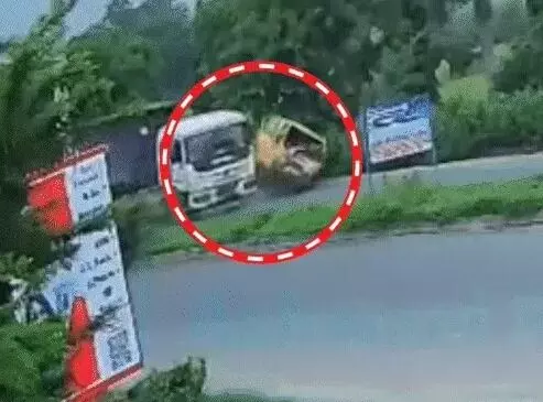 डंपर के साथ टक्कर में स्कूल वैन के उड़े परखच्चे- ड्राइवर समेत 14...... डंपर के साथ टक्कर में स्कूल वैन के उड़े परखच्चे- ड्राइवर समेत 14......