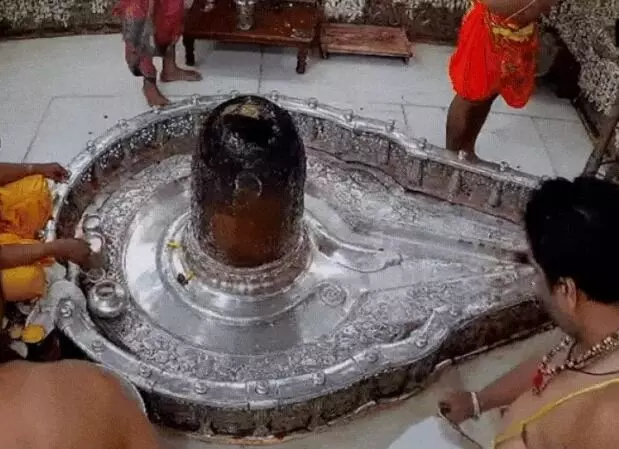 महाकाल मंदिर के गर्भगृह में जबरन घुसा भाजपा विधायक का बेटा