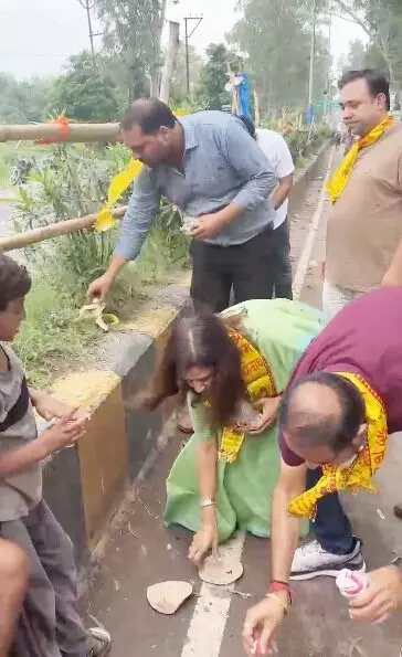 चेयरपर्सन ने सड़क पर अपने हाथों से उठाया कूड़ा- दिया प्रेरक संदेश