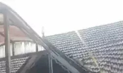 भरभराकर गिरी स्कूल की छत-विद्यालय में 1000 से ज्यादा बच्चे... भरभराकर गिरी स्कूल की छत-विद्यालय में 1000 से ज्यादा बच्चे...