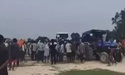 शर्त के लिए मौत का खेल- स्टंट में ट्रैक्टरों की आपस में टक्कर- जीतने.. शर्त के लिए मौत का खेल- स्टंट में ट्रैक्टरों की आपस में टक्कर- जीतने..