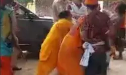 टच होने पर कांवड़ियों ने कार पर उतारा नजला- तोड़फोड़ कर बनाई हवा महल टच होने पर कांवड़ियों ने कार पर उतारा नजला- तोड़फोड़ कर बनाई हवा महल