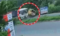 डंपर के साथ टक्कर में स्कूल वैन के उड़े परखच्चे- ड्राइवर समेत 14...... डंपर के साथ टक्कर में स्कूल वैन के उड़े परखच्चे- ड्राइवर समेत 14......