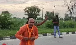 कांवड़ियों के साथ जमकर नाचे छोटे योगी-लगे हर हर महादेव के जयकारे कांवड़ियों के साथ जमकर नाचे छोटे योगी-लगे हर हर महादेव के जयकारे