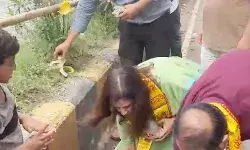 चेयरपर्सन ने सड़क पर अपने हाथों से उठाया कूड़ा- दिया प्रेरक संदेश चेयरपर्सन ने सड़क पर अपने हाथों से उठाया कूड़ा- दिया प्रेरक संदेश