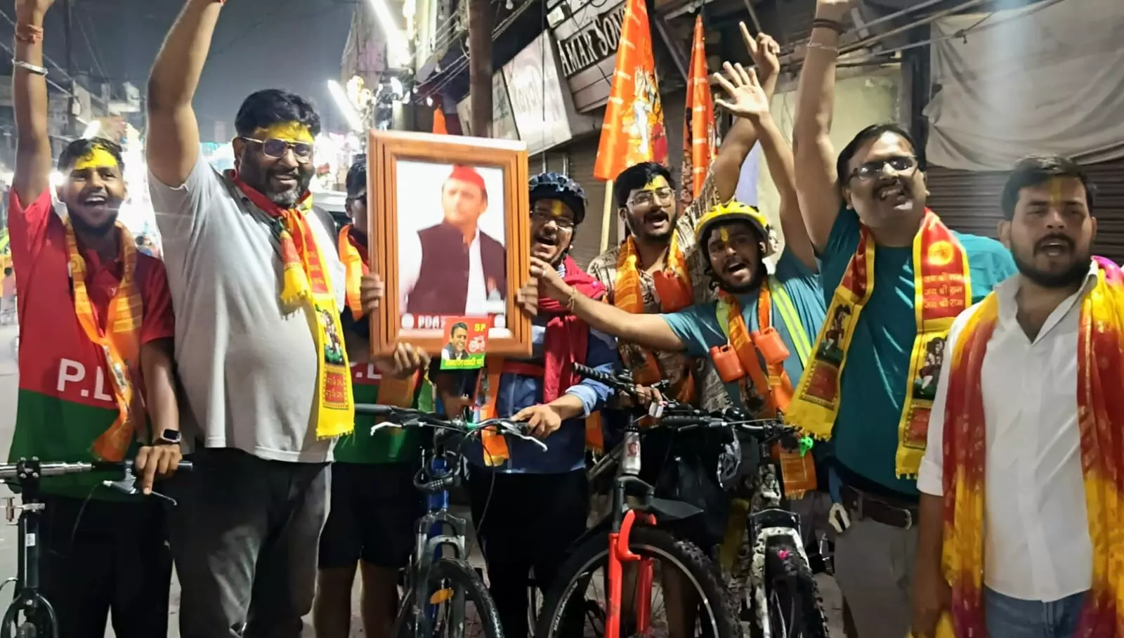 अखिलेश यादव के चित्र के साथ साइकिलों पर गंगाजल लेकर पहुंचे भोले अखिलेश यादव के चित्र के साथ साइकिलों पर गंगाजल लेकर पहुंचे भोले