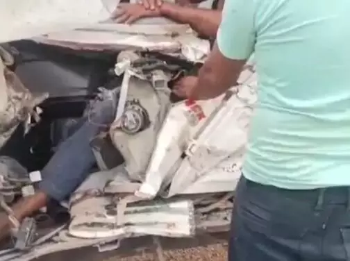 डंपर में पीछे से घुसी बोलेरो के उड़े परखच्चे- पुलिस ने गाड़ी काटकर..