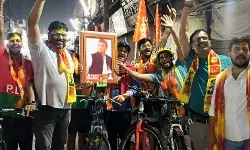 अखिलेश यादव के चित्र के साथ साइकिलों पर गंगाजल लेकर पहुंचे भोले अखिलेश यादव के चित्र के साथ साइकिलों पर गंगाजल लेकर पहुंचे भोले