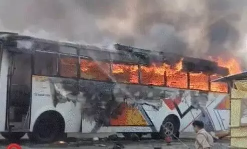 कांवड़ियों की बस में लगी आग- देखते ही देखते आसमान छूने लगी लपटें और..